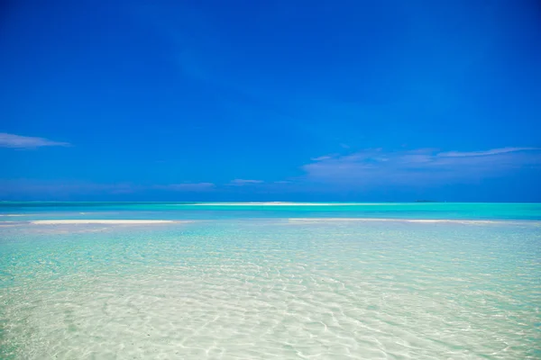 Idyllische tropische strand met wit zand en perfecte turquoise water — Stockfoto