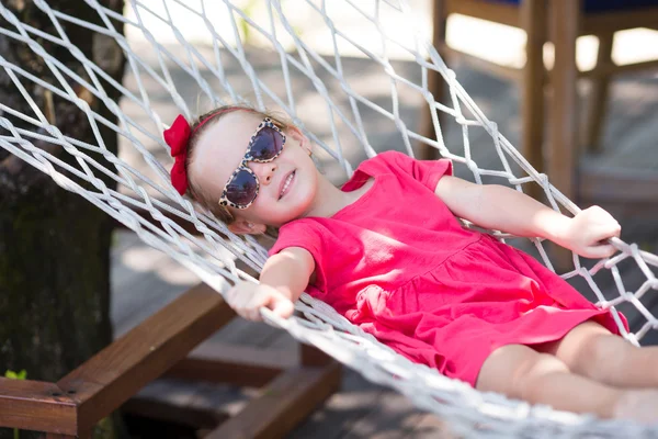 Adorable little girl on tropical vacation relaxing in hammock — Stock Photo, Image