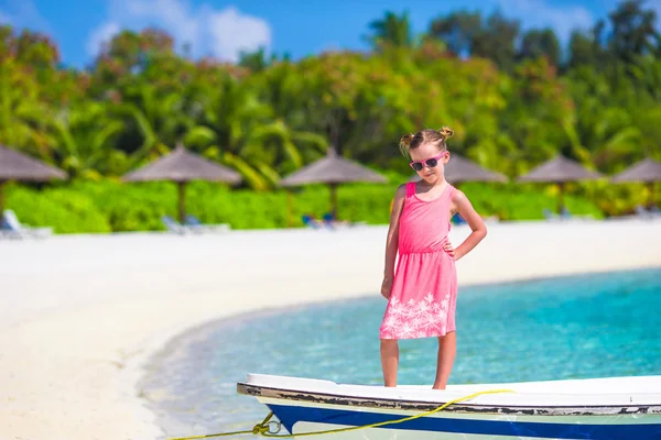Yaz tatili boyunca sahilde sevimli küçük bir kız. — Stok fotoğraf