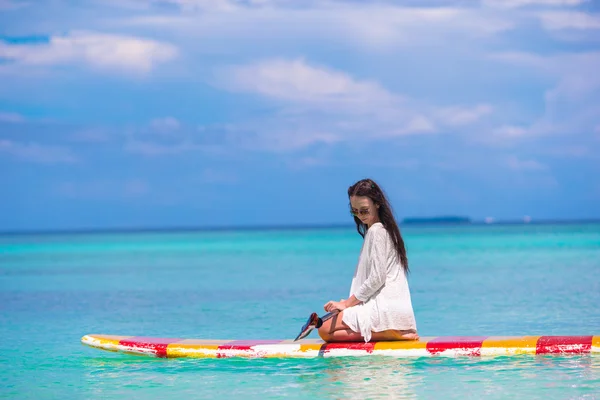 Giovane donna attiva su stand up paddle board — Foto Stock