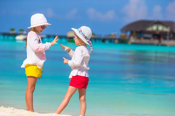Очаровательные маленькие девочки веселятся во время пляжных каникул — стоковое фото