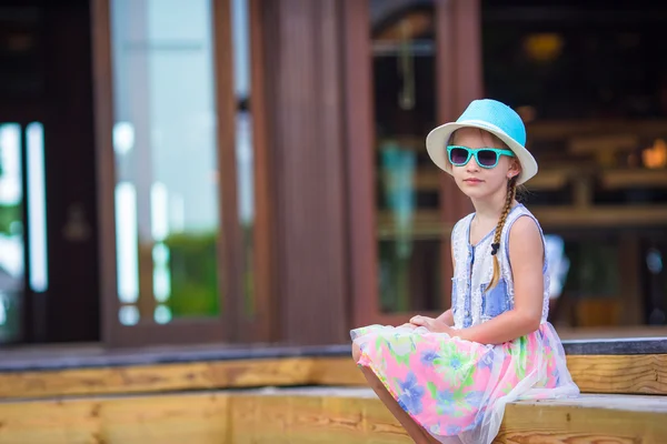 Adorabile bambina in spiaggia durante le vacanze estive — Foto Stock