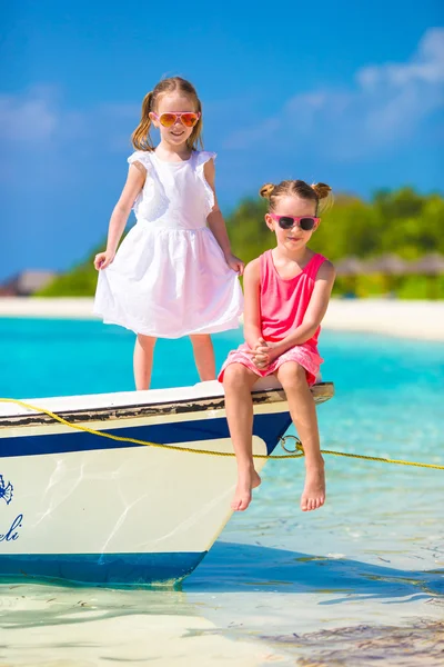 Маленькие очаровательные девочки во время тропического отдыха на пляже — стоковое фото
