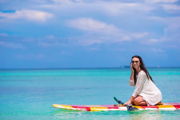 Giovane donna attiva su stand up paddle board — Foto Stock