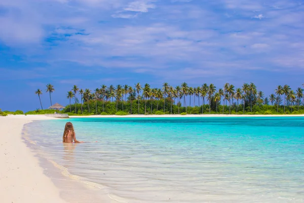 Menina adorável na praia durante as férias de verão — Fotografia de Stock