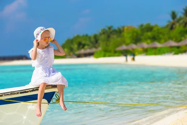 Rozkošná holčička na lodi během letních prázdnin — Stock fotografie