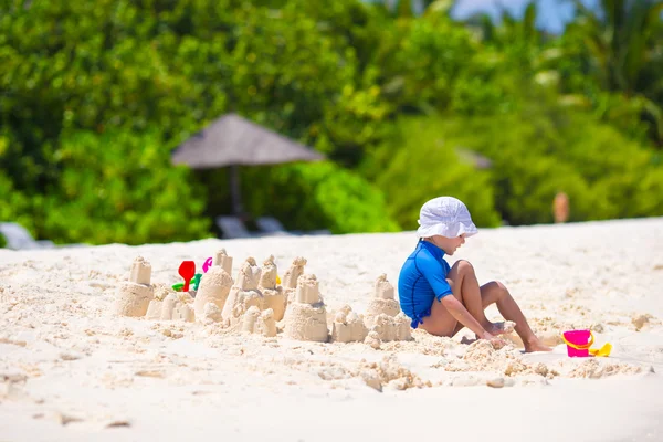 Rozkošná holčička hraje s hračkami, beach během tropické dovolené — Stock fotografie
