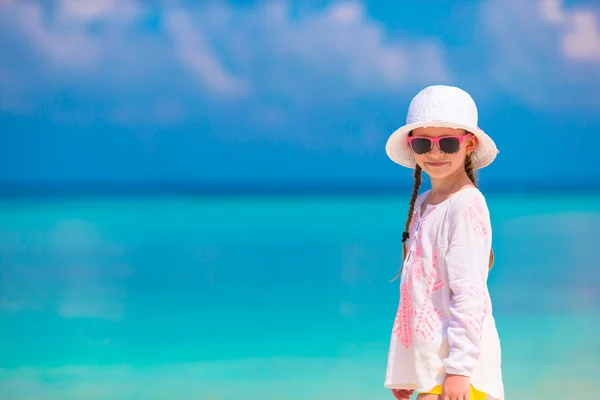 Schattig klein meisje aan het strand tijdens de zomervakantie — Stockfoto