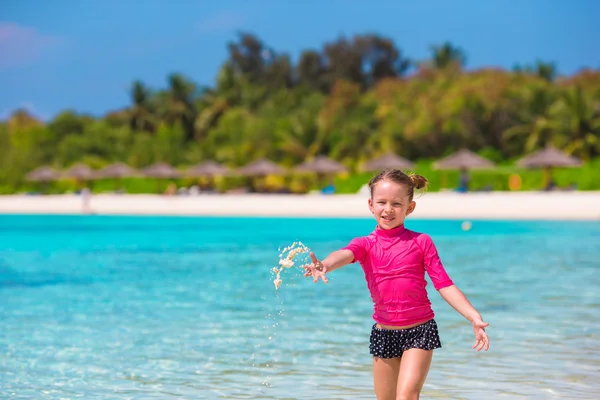 Adorable little girl at beach during summer vacation — Stock Photo, Image