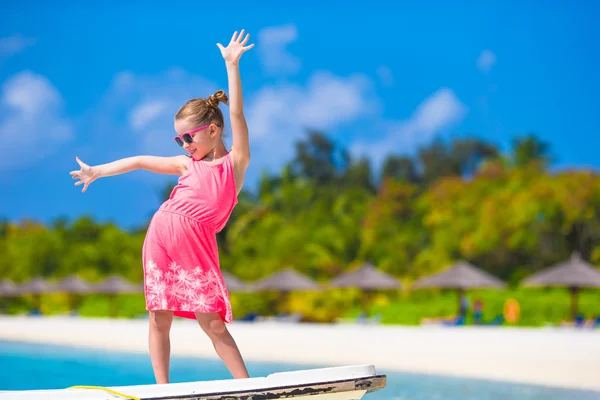 Bedårande liten flicka på båt under sommarlovet — Stockfoto