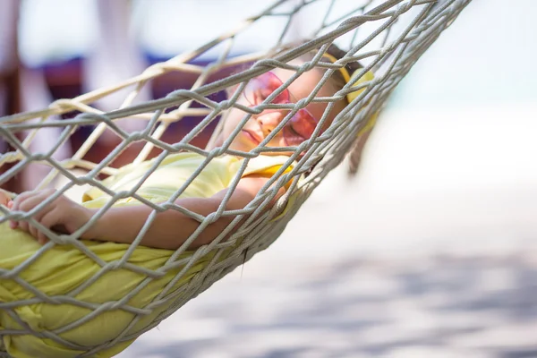 Adorable little girl on tropical vacation relaxing in hammock — Stock Photo, Image