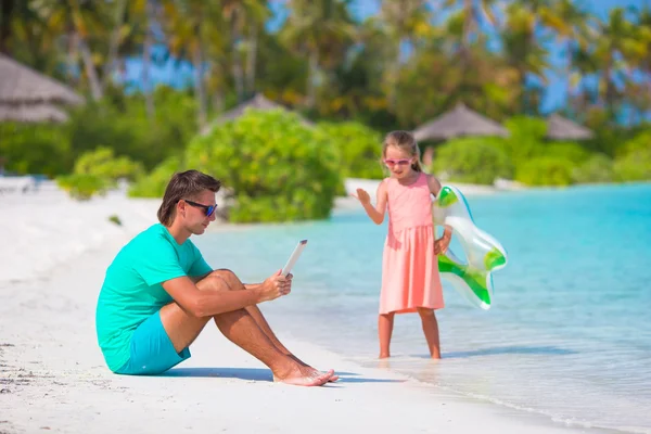 Kleines trauriges Mädchen wartet darauf, dass Papa schwimmt, bis er arbeitet — Stockfoto