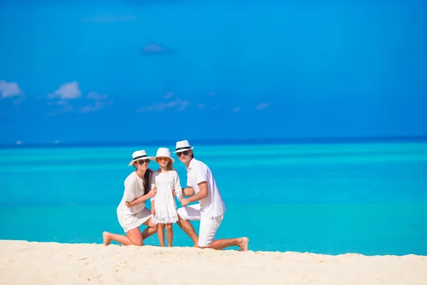 Счастливая семья на белом пляже — стоковое фото