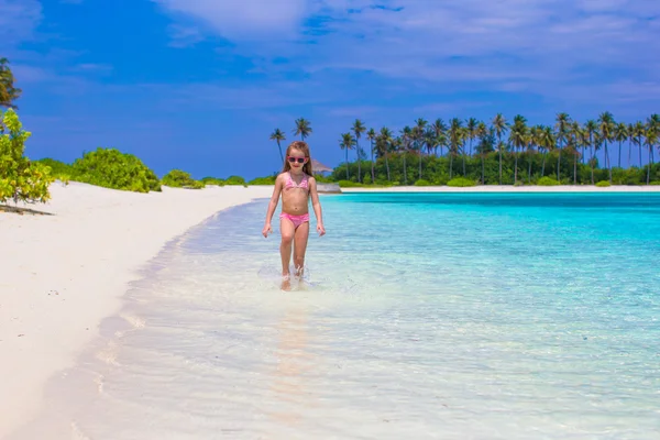 Yaz tatili boyunca sahilde sevimli küçük bir kız. — Stok fotoğraf