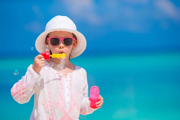 Adorabile bambina che fa bolle di sapone durante le vacanze estive — Foto Stock