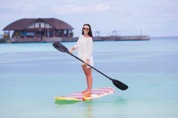 Aktif genç kadın stand up paddle kurulu — Stok fotoğraf