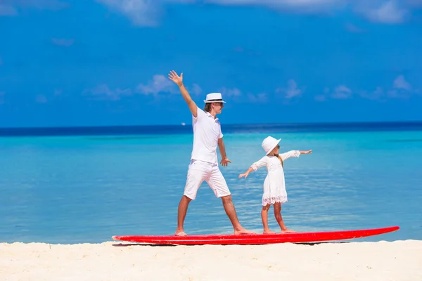 Padre con hija pequeña en la playa practicando surf posición —  Fotos de Stock