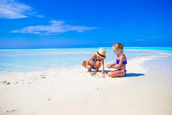 Adorables petites filles sur la plage pendant les vacances d'été — Photo
