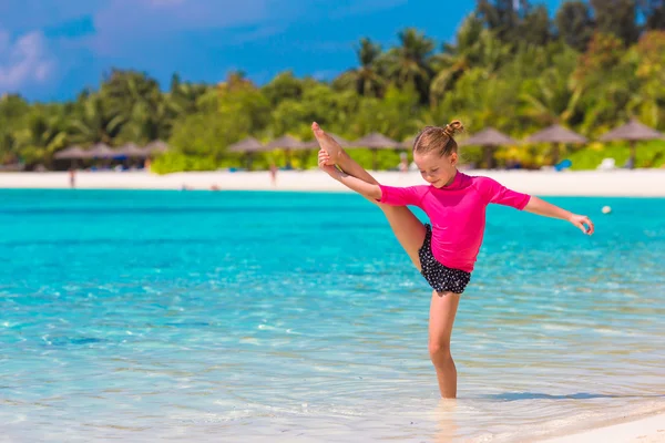 Rozkošná holčička na pláži během letních prázdnin — Stock fotografie