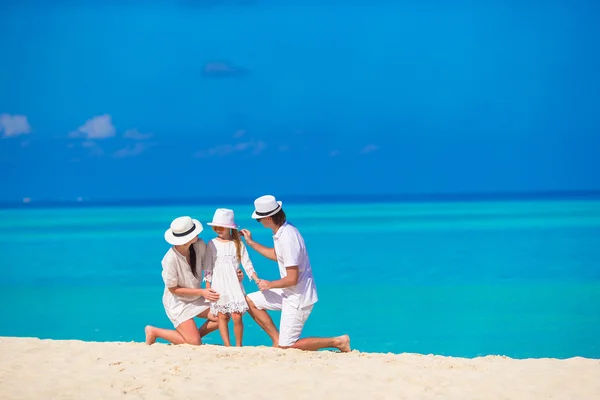 Happy family on white beach — Stock Photo, Image