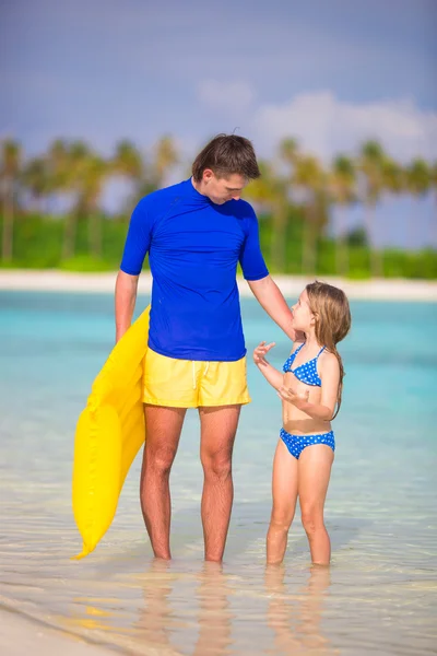 Weinig meisje en jonge vader met lucht matras op zomervakantie — Stockfoto