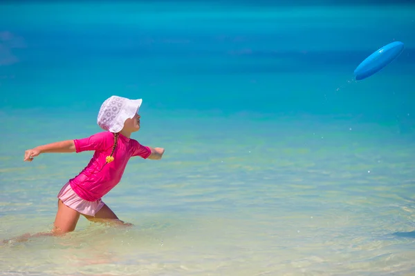 Menina brincando com disco voador na praia wnite — Fotografia de Stock