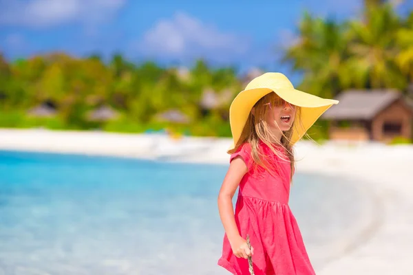 Entzückendes kleines Mädchen mit Hut am Strand während der Sommerferien — Stockfoto