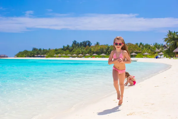 Urocze dziewczynki na plaży podczas wakacji — Zdjęcie stockowe