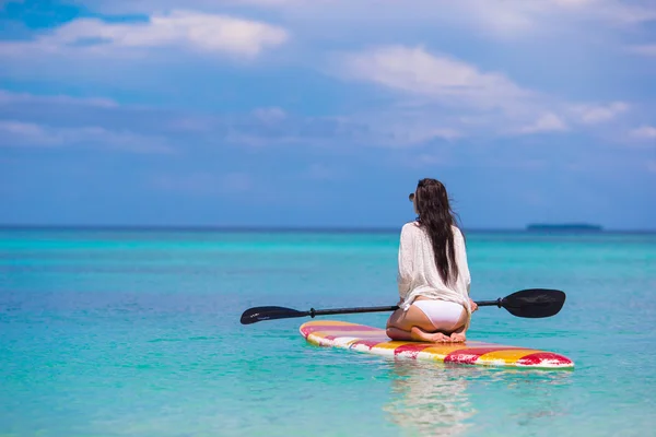 Aktif genç kadın stand up paddle kurulu — Stok fotoğraf