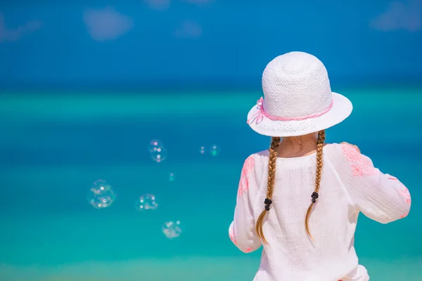 Adorável menina fazendo bolhas de sabão durante as férias de verão — Fotografia de Stock