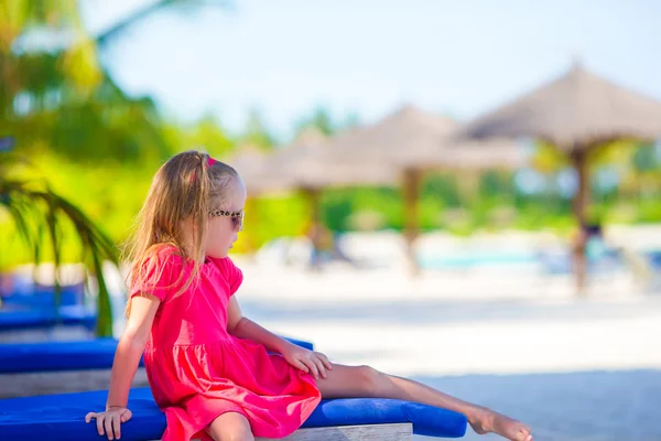 Underbar liten flicka på stranden under sommarlovet — Stockfoto