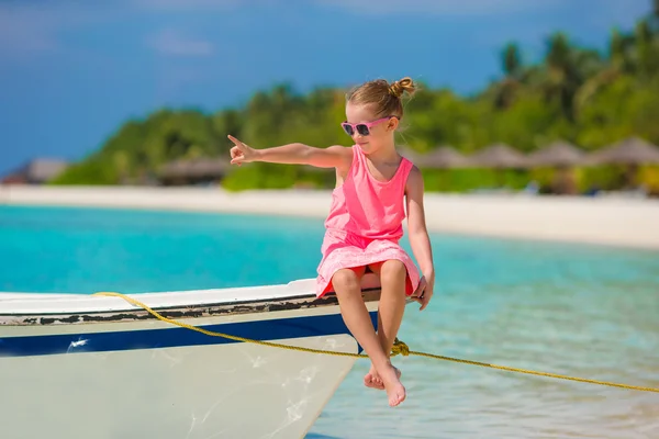 Entzückendes kleines Mädchen im Sommerurlaub auf dem Boot — Stockfoto