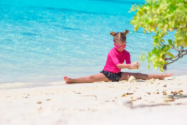 Liebenswertes kleines Mädchen am Strand während der Sommerferien — Stockfoto