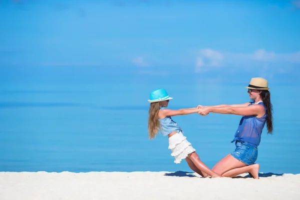 Kleines Mädchen und junge Mutter im Strandurlaub — Stockfoto