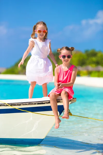 Underbara små flickor som har roligt under strandsemestern — Stockfoto