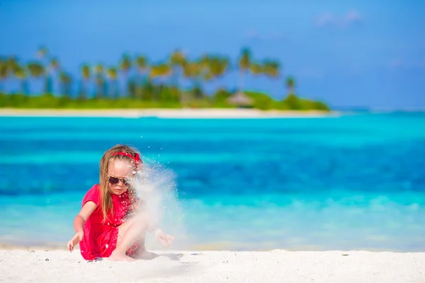 Adorable little girl at beach during summer vacation — Stock Photo, Image