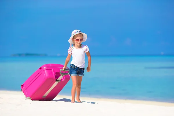 Petite fille adorable avec une grosse valise sur une plage blanche tropicale — Photo