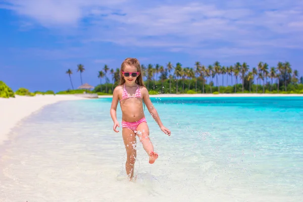 Underbar liten flicka på stranden under sommarlovet — Stockfoto