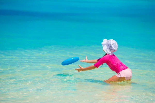 Disk wnite plajda uçan ile oynarken küçük kız — Stok fotoğraf