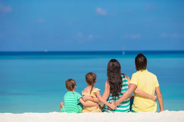 Back view of happy family on summer vacation — Stock Photo, Image