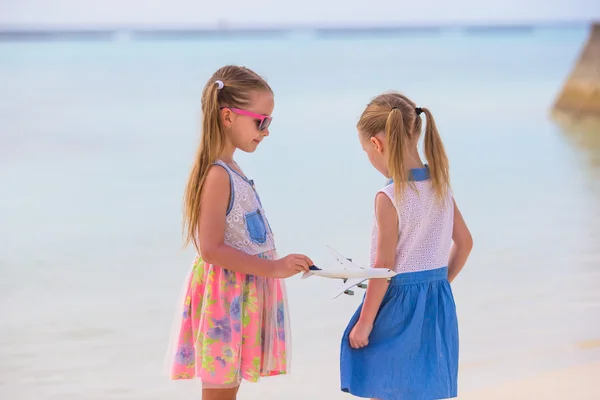 可爱的小女孩，在暑假期间的海滩上 — 图库照片