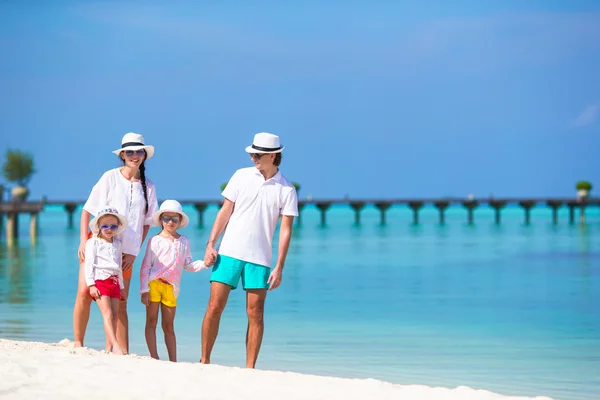 Familia feliz durante las vacaciones en la playa — Foto de Stock