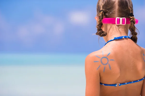 Gros plan soleil peint par crème solaire sur l'épaule de l'enfant — Photo