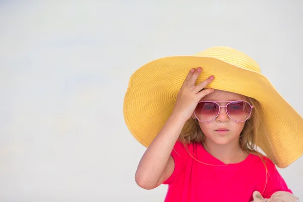暑假期间在海滩上可爱的小女孩 — 图库照片