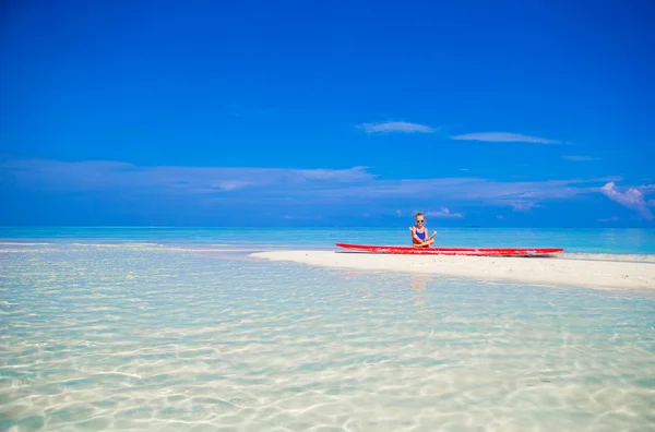 Kleines Mädchen während der Sommerferien am Strand — Stockfoto