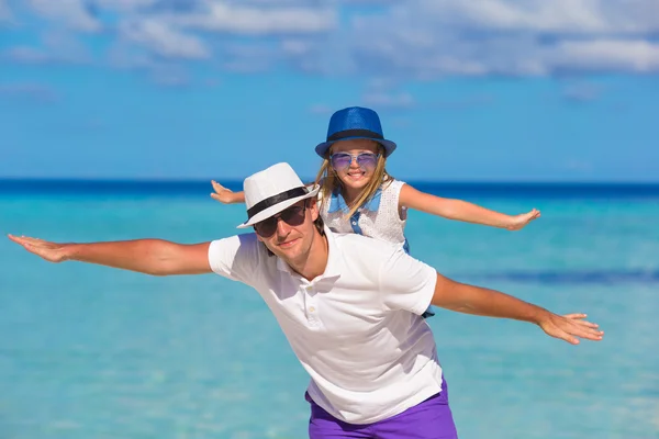 Gelukkig vader en schattig dochtertje have fun tijdens strandvakantie — Stockfoto
