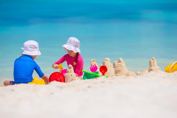 热带假期里玩海滩玩具的小女孩 — 图库照片
