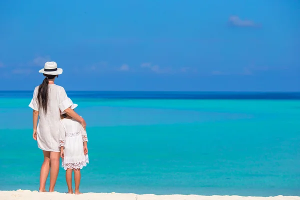 Weinig meisje en jonge moeder tijdens strandvakantie — Stockfoto