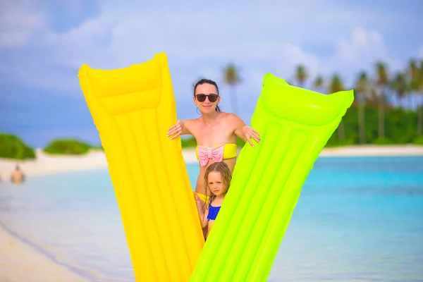 Niña y madre feliz con colchón de aire en las vacaciones de verano — Foto de Stock