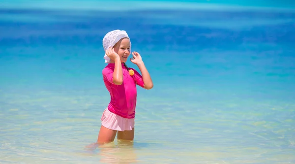 Adorable petite fille à la plage pendant les vacances d'été — Photo